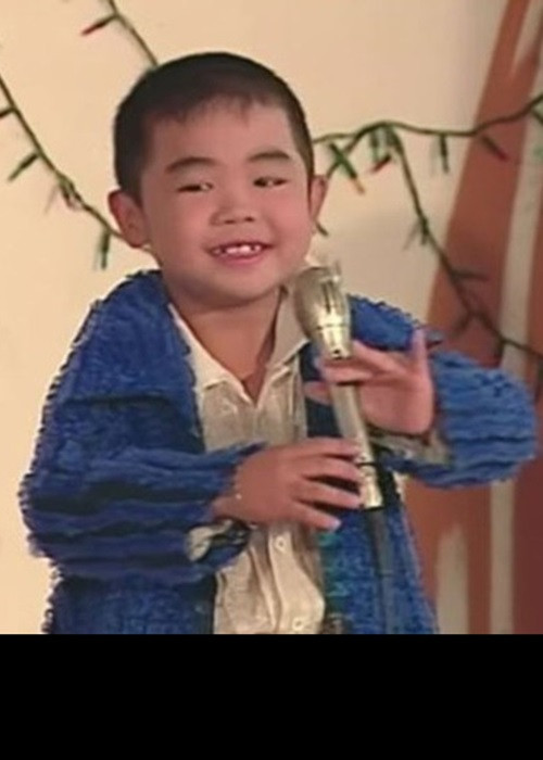 Bé Châu cũng từng được xem là thần đồng âm nhạc. Còn nhớ, năm 2004 - 2005, cái tên bé Châu (tên thật là Nguyễn Huy, sinh năm 1997) nổi đình đám trên thị trường băng đĩa khi nhảy múa bắt chước các ngôi sao ca nhạc cùng những bản hit thời bấy giờ. Bé Châu đắt show, cát-sê mỗi chương trình từ 2-5 triệu đồng. Ảnh: Tiền Phong