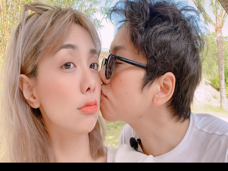 Từ khi hẹn hò, Lan Trinh được người yêu chuyển giới chiều chuộng. Cô khoe được bạn trai dẫn đi mua sắm quần áo, giúp phối đồ. Kenji còn thường xuyên vào bếp nấu ăn cho Lan Trinh. Nữ ca sĩ cho rằng Kenji là người đàn ông tuyệt vời nhất mà hơn 30 năm qua cô mới tìm được.