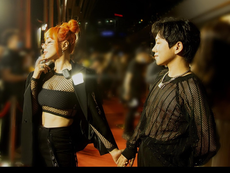 Lan Trinh hạnh phúc chia sẻ về chuyện tình với người chuyển giới sau 1 năm trong cuộc phỏng vấn với Giao thông: "Tôi đang được sống trong những tháng ngày tuyệt vời nhất, mở đầu cho hạnh phúc 100 năm của mình với nhiều lãng mạn".