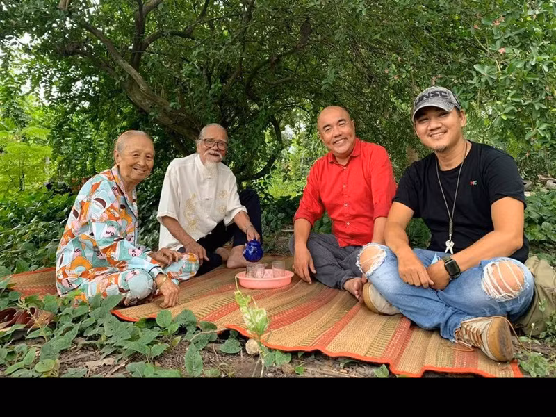 Theo Lao động, nghệ sĩ Hữu Thành quen vợ khi về đoàn cải lương Hữu Chí của bầu Thới - bố của bà Bình. Cả hai nhiều lần diễn chung sân khấu nhưng nghệ sĩ Hữu Thành không nghĩ nhiều đến chuyện yêu đương. Ảnh: Yan