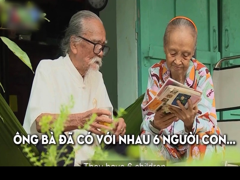 Đến khi có đoàn hát khác đề nghị ký hợp đồng với nghệ sĩ Hữu Thành, bà Bình nói đùa: "Nè, đi mà về nghe mùi gì khác là chết với tôi!" nhưng không ngờ khiến nam nghệ sĩ xác định tình cảm của mình, bắt đầu theo đuổi. Ảnh: Yan