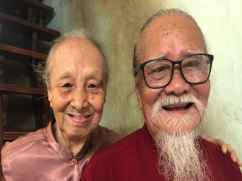 "Vợ chồng tôi ở với nhau từ năm đó đến bây giờ, chưa có nặng lời với nhau một tiếng, chưa có một trận cãi vã nào và cũng chưa bao giờ xưng mày tao. Tới giờ này nhiều khi còn anh em ngọt xớt luôn!”, bà Bình kể. Ảnh: Zing