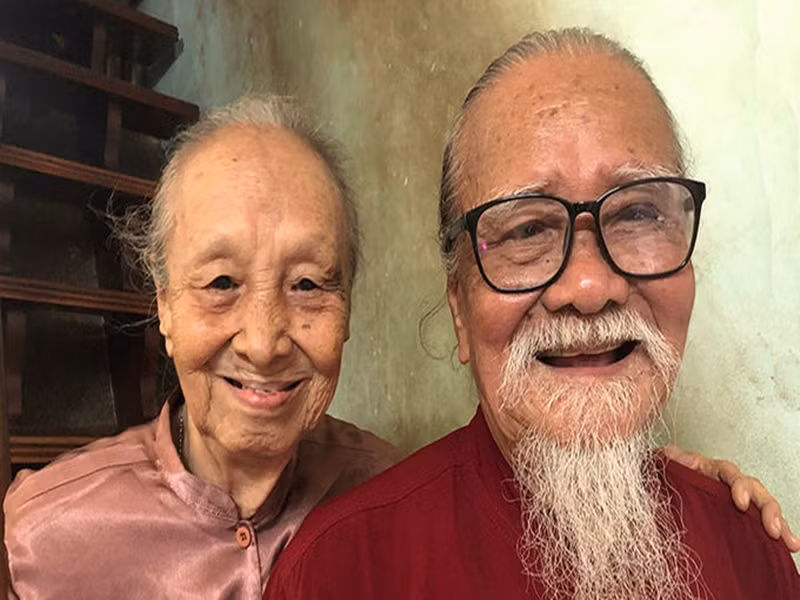 "Vợ chồng tôi ở với nhau từ năm đó đến bây giờ, chưa có nặng lời với nhau một tiếng, chưa có một trận cãi vã nào và cũng chưa bao giờ xưng mày tao. Tới giờ này nhiều khi còn anh em ngọt xớt luôn!”, bà Bình kể. Ảnh: Zing