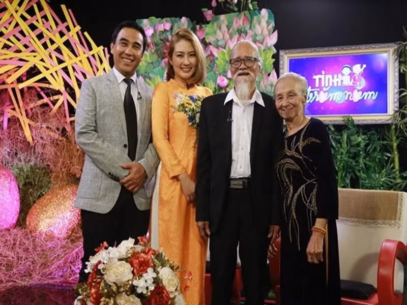 Bà Bình cũng không phiền lòng khi nghệ sĩ Hữu Thành hoạt động nghệ thuật nhiều năm bởi ông sống nghiêm túc. “Thời trẻ, có người hâm mộ gửi thư, ông ấy đưa cho tôi xem. Có fan hẹn gặp, ông đều hỏi ý kiến của tôi”, bà kể. Ảnh: Lao động