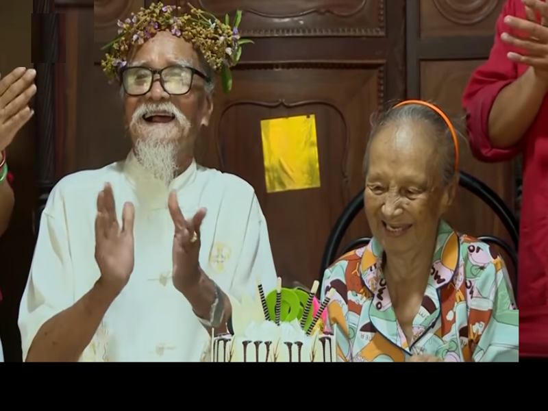 "Năm Mậu Thân 1968 là giai đoạn khó khăn, vất vả nhất. Đôi khi nhớ ổng, dẫn ba đứa con ra bùng binh ngã bảy, nhìn thấy người ta chở con chở vợ đi ngang mà tôi chảy nước mắt”, bà Bình kể. Nghe vậy, nghệ sĩ Hữu Thành tâm sự, ông rất trân trọng và quý vợ. Ảnh: HTV