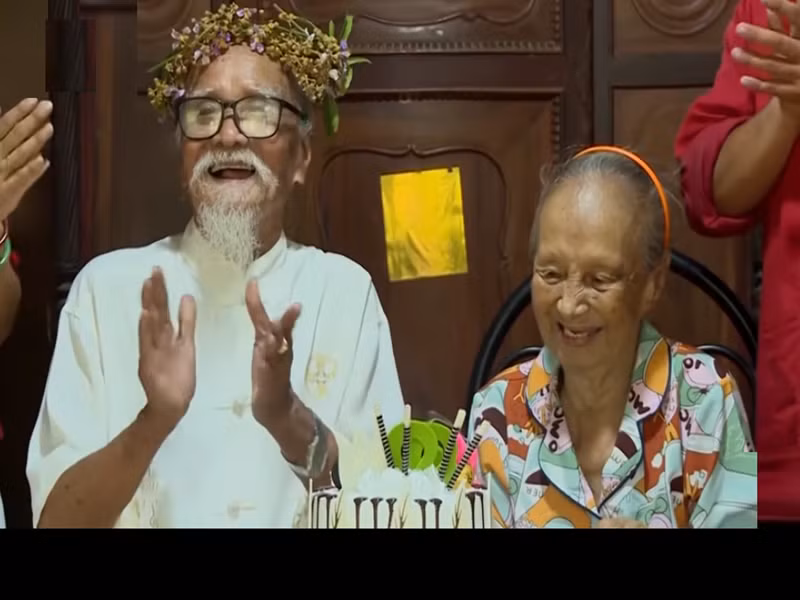 "Năm Mậu Thân 1968 là giai đoạn khó khăn, vất vả nhất. Đôi khi nhớ ổng, dẫn ba đứa con ra bùng binh ngã bảy, nhìn thấy người ta chở con chở vợ đi ngang mà tôi chảy nước mắt”, bà Bình kể. Nghe vậy, nghệ sĩ Hữu Thành tâm sự, ông rất trân trọng và quý vợ. Ảnh: HTV