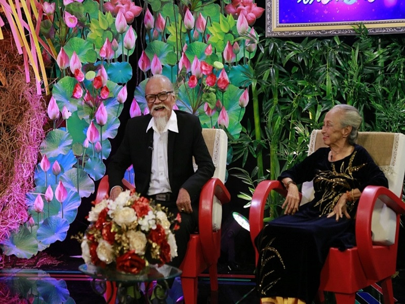 Chiều ngày 1/8, nghệ sĩ Hữu Thành qua đời. Bà Phan Thị Bình - vợ cố nghệ sĩ cho biết, trưa ngày 1/8, vợ chồng bà ngồi ăn cháo thì ông bị sặc và ra đi nhẹ nhàng. Bà Bình chia sẻ, vợ chồng bà yêu thương nhau đến phút cuối nên bà không tiếc nuối điều gì. Tuy nhiên, bà vẫn đau lòng. Ảnh: Thế giới điện ảnh