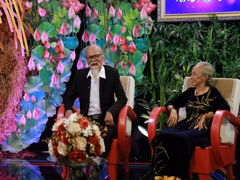 Chiều ngày 1/8, nghệ sĩ Hữu Thành qua đời. Bà Phan Thị Bình - vợ cố nghệ sĩ cho biết, trưa ngày 1/8, vợ chồng bà ngồi ăn cháo thì ông bị sặc và ra đi nhẹ nhàng. Bà Bình chia sẻ, vợ chồng bà yêu thương nhau đến phút cuối nên bà không tiếc nuối điều gì. Tuy nhiên, bà vẫn đau lòng. Ảnh: Thế giới điện ảnh