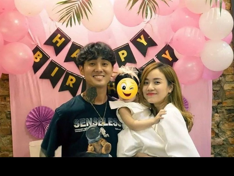 Hồi tháng 5 vừa qua, Đạt G xác nhận hẹn hò Bảo Ngọc giữa ồn ào chia tay Du Uyên. Nam ca sĩ đã nhận lỗi trong cuộc tình cũ đồng thời hết lòng bênh vực bạn gái hiện tại. Sau đó, phía Bảo Ngọc thừa nhận yêu Đạt G. Cô khoe bạn trai mới yêu thương hai con riêng.