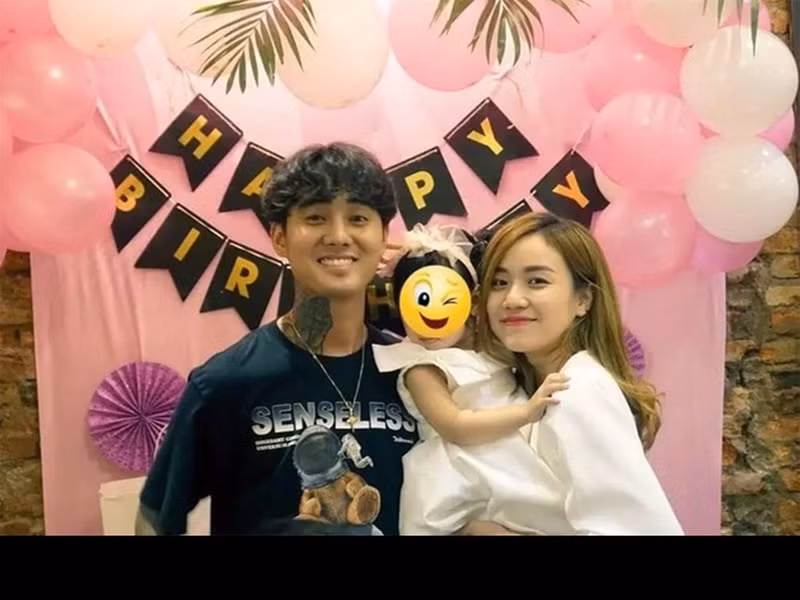 Hồi tháng 5 vừa qua, Đạt G xác nhận hẹn hò Bảo Ngọc giữa ồn ào chia tay Du Uyên. Nam ca sĩ đã nhận lỗi trong cuộc tình cũ đồng thời hết lòng bênh vực bạn gái hiện tại. Sau đó, phía Bảo Ngọc thừa nhận yêu Đạt G. Cô khoe bạn trai mới yêu thương hai con riêng.