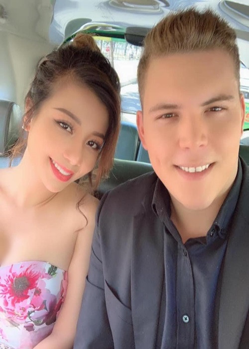 Kỷ niệm 4 năm hẹn hò, Phượng Vũ nhắn nhủ đến nửa kia: "4 năm không ngắn nhưng cũng đủ dài để chúng ta có những tiền đề cho một tình yêu vững chắc. Được ở bên anh đó là những tháng ngày hạnh phúc và ngọt ngào, mong rằng thời gian tươi đẹp này sẽ kéo dài mãi mãi nhé".