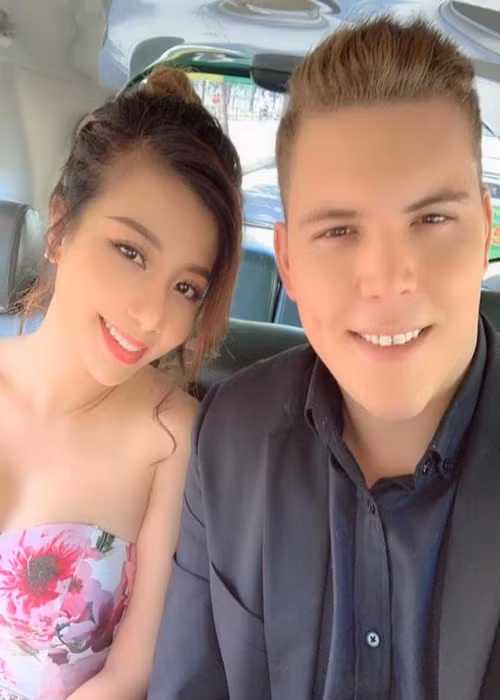 Kỷ niệm 4 năm hẹn hò, Phượng Vũ nhắn nhủ đến nửa kia: "4 năm không ngắn nhưng cũng đủ dài để chúng ta có những tiền đề cho một tình yêu vững chắc. Được ở bên anh đó là những tháng ngày hạnh phúc và ngọt ngào, mong rằng thời gian tươi đẹp này sẽ kéo dài mãi mãi nhé".