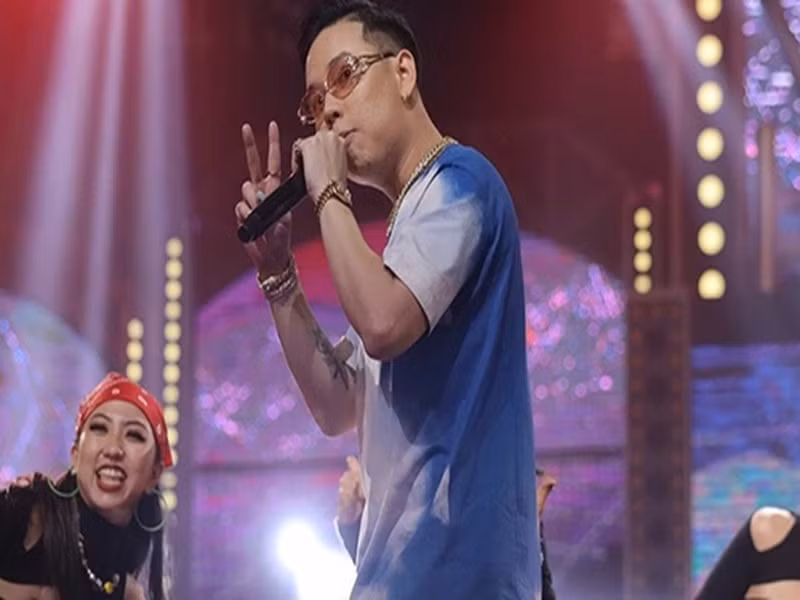 Tháng 11/2020, xuất hiện trong đêm chung kết 2 Rap Việt, Andree thể hiện bài hát chứa ca từ nhạy cảm như: "Gặp anh ban ngày em sẽ cười. Đêm xuống chỉ còn tiếng a a a"; "Anh sẽ là chàng trai hàng ngày em thầm thương. Nên đầu gối ban đêm sẽ thường thâm". Nhiều khán giả bức xúc cho rằng lời bài hát thực sự không phù hợp để lên sóng truyền hình.