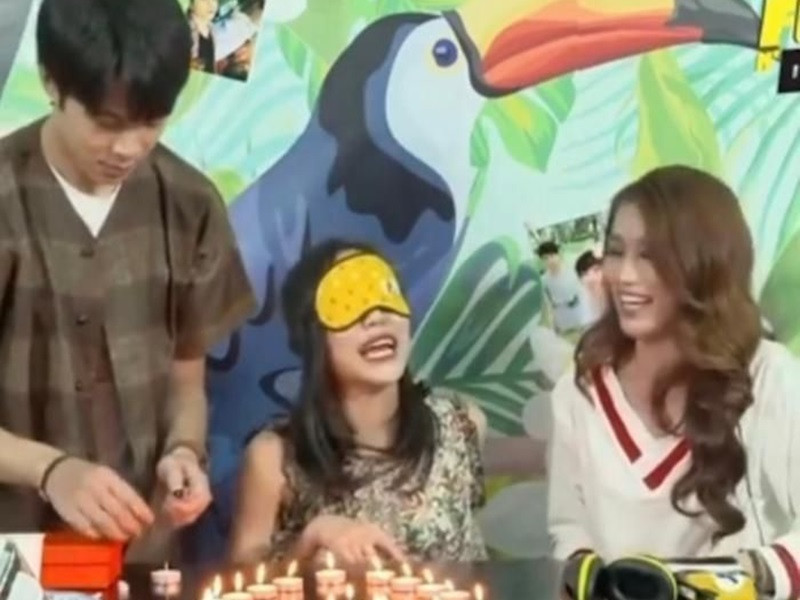 Trong một gameshow, Diệu Nhi - Anh Tú là khách mời còn Chế Nguyễn Quỳnh Châu làm MC. Khi Anh Tú bất cẩn, Quỳnh Châu liền nói: "Anh cẩn thận anh". Diệu Nhi lập tức lên tiếng: "Em làm gì lo lắng dữ vậy Châu. Mọi người ơi Châu với Tú có đang làm gì lén lút để mình bắt không vậy. Thôi em ra kia ngoài xa xíu đi Châu. Em mắc cười quá Châu, chả có chương trình nào MC ngồi giữa hai khách mời người ta đang yêu nhau đó Châu". Ảnh: Saostar