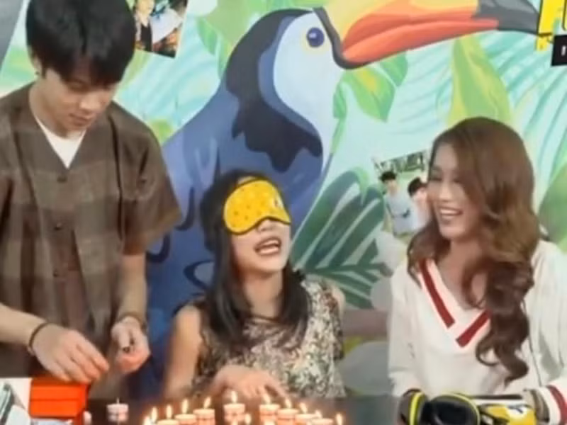 Trong một gameshow, Diệu Nhi - Anh Tú là khách mời còn Chế Nguyễn Quỳnh Châu làm MC. Khi Anh Tú bất cẩn, Quỳnh Châu liền nói: "Anh cẩn thận anh". Diệu Nhi lập tức lên tiếng: "Em làm gì lo lắng dữ vậy Châu. Mọi người ơi Châu với Tú có đang làm gì lén lút để mình bắt không vậy. Thôi em ra kia ngoài xa xíu đi Châu. Em mắc cười quá Châu, chả có chương trình nào MC ngồi giữa hai khách mời người ta đang yêu nhau đó Châu". Ảnh: Saostar