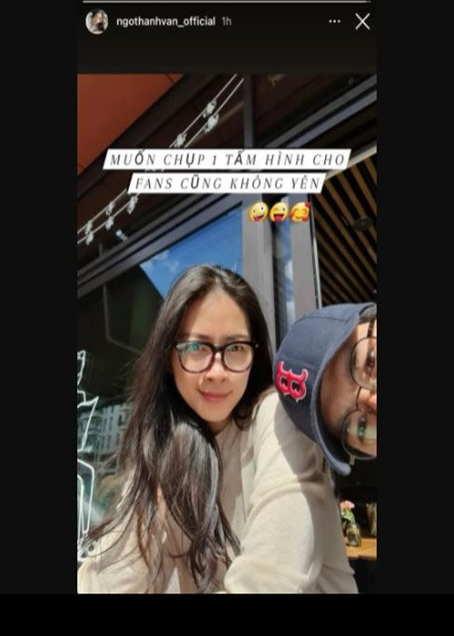 Nữ diễn viên có những dòng trạng thái đầy hạnh phúc như "Days of happiness" (Tạm dịch: Những tháng ngày hạnh phúc), "sending love" (Tạm dich: Trao gửi yêu thương).