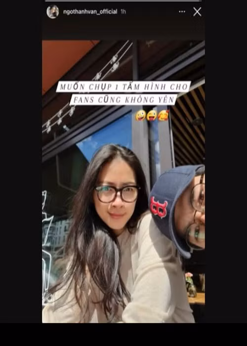 Nữ diễn viên có những dòng trạng thái đầy hạnh phúc như "Days of happiness" (Tạm dịch: Những tháng ngày hạnh phúc), "sending love" (Tạm dich: Trao gửi yêu thương).