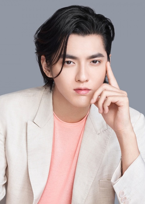 Sau khi bị người yêu cũ, hot girl Đô Mỹ Trúc tố là kẻ lăng nhăng, thích săn mỹ nữ vị thành niên, Ngô Diệc Phàm bị bắt giữ để điều tra vụ án tình dục liên quan đến các cô gái trẻ. Theo Nam Đô, anh bị tình nghi hiếp dâm trẻ vị thành niên, lừa đảo hàng chục cô gái, rửa tiền, trốn thuế, sử dụng và liên đới đến đường dây mua bán ma túy.