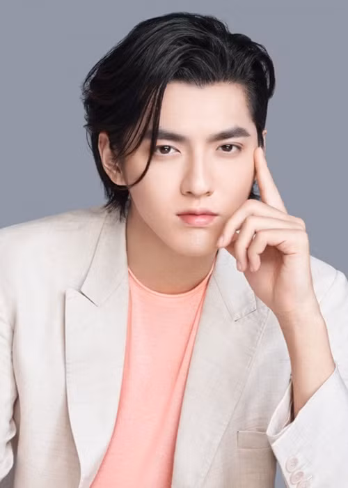 Sau khi bị người yêu cũ, hot girl Đô Mỹ Trúc tố là kẻ lăng nhăng, thích săn mỹ nữ vị thành niên, Ngô Diệc Phàm bị bắt giữ để điều tra vụ án tình dục liên quan đến các cô gái trẻ. Theo Nam Đô, anh bị tình nghi hiếp dâm trẻ vị thành niên, lừa đảo hàng chục cô gái, rửa tiền, trốn thuế, sử dụng và liên đới đến đường dây mua bán ma túy.