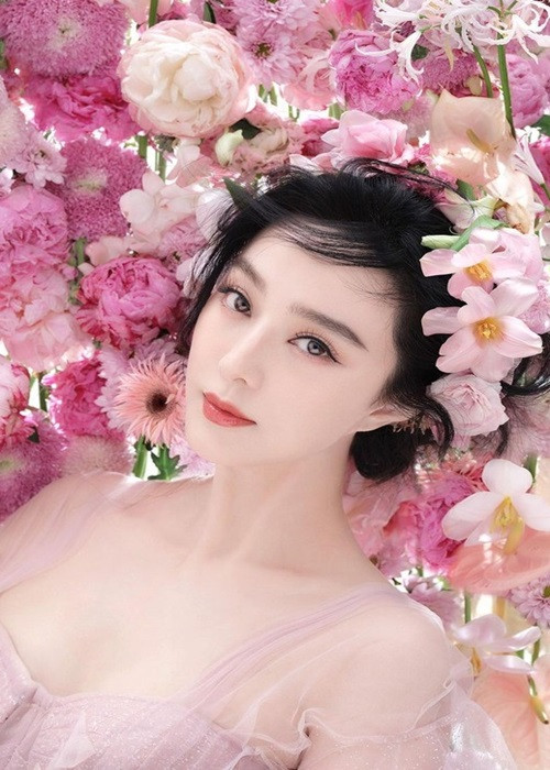 Sau scandal, nữ diễn viên chật vật kiếm sống. Cô tham gia sự kiện quy mô nhỏ, livestream bán hàng.