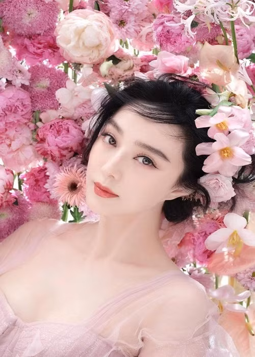 Sau scandal, nữ diễn viên chật vật kiếm sống. Cô tham gia sự kiện quy mô nhỏ, livestream bán hàng.