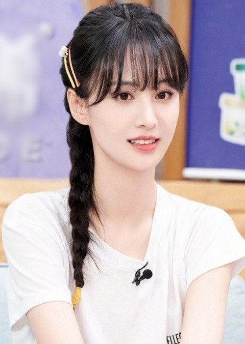 Trước Triệu Vy - Trương Triết Hạn, có không ít ngôi sao Hoa ngữ tiêu tan sự nghiệp vì scandal. Trịnh Sảng là một trong số đó. Từ một diễn viên được yêu thích, cô trở thành tội đồ của làng giải trí khi thuê người mang thai rồi bỏ con. Mới đây, cô bị phạt 299 triệu nhân dân tệ (1.050 tỷ đồng) vì tội trốn thuế.