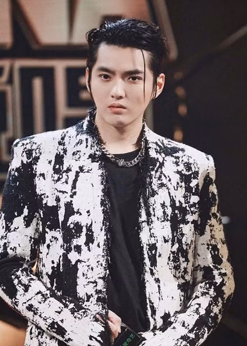 Vì bê bối đời tư, Ngô Diệc Phàm bị phong sát toàn diện. Toàn bộ bài hát, MV ca nhạc của nam ca sĩ bị gỡ khỏi các nền tảng nghe nhạc online. Tên của anh cũng biến mất khỏi phần thông tin bộ phim từng đóng. Ngoài ra, theo nhiều nguồn tin, Ngô Diệc Phàm còn phải đối mặt với khoản nợ lên tới 2000 tỷ đồng để đền bù hợp đồng.