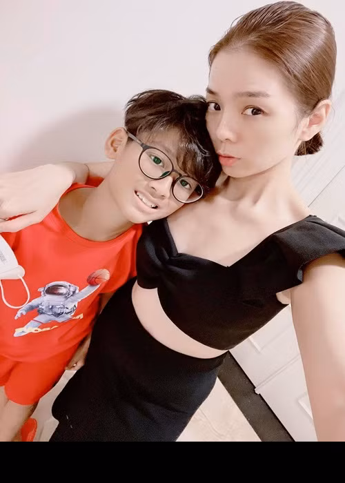 Về phía Lệ Quyên, sau khi ly hôn ông chủ phòng trà Đức Huy, cô vẫn cố gắng dành thời gian cho con trai. Nữ ca sĩ thường đưa bé Kỳ Anh đi nghỉ dưỡng, đưa đón đi học hay cắt tóc.