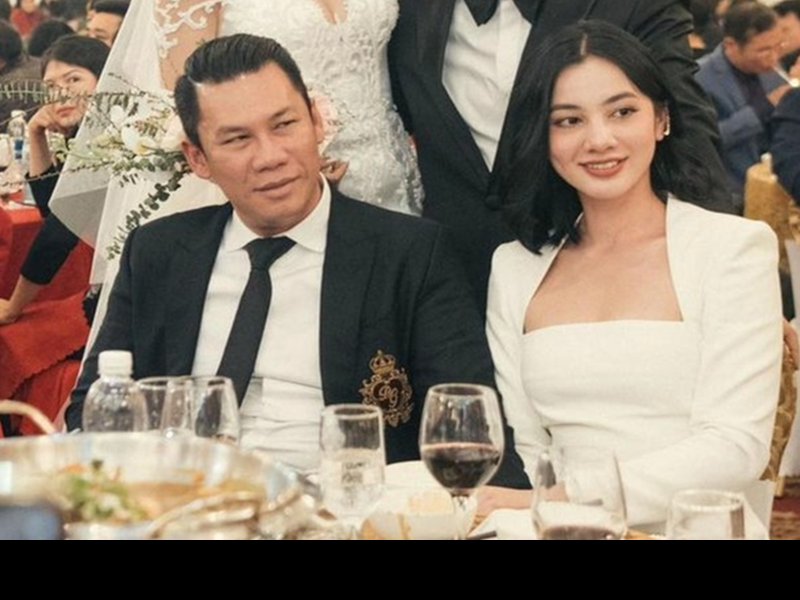 Cẩm Đan quen biết chồng cũ Lệ Quyên vào thời điểm tham gia Hoa hậu Việt Nam. Theo Cẩm Đan, biết cô đi thi chỉ với 300.000 đồng trong tay, ông chủ phòng trà Đức Huy muốn hỗ trợ. Phía chồng cũ Lệ Quyên cho biết, cả hai chỉ là bạn bè, anh em.