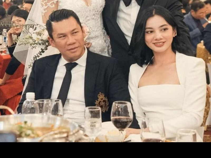 Cẩm Đan quen biết chồng cũ Lệ Quyên vào thời điểm tham gia Hoa hậu Việt Nam. Theo Cẩm Đan, biết cô đi thi chỉ với 300.000 đồng trong tay, ông chủ phòng trà Đức Huy muốn hỗ trợ. Phía chồng cũ Lệ Quyên cho biết, cả hai chỉ là bạn bè, anh em.