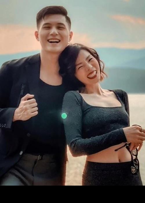 Lệ Quyên đang hẹn hò người mẫu Lâm Bảo Châu. Mối tình này trở thành đề tài bàn tán của dư luận bởi Lâm Bảo Châu kém Lệ Quyên đến 12 tuổi cũng như cả hai có sự chênh lệch về độ nổi tiếng.