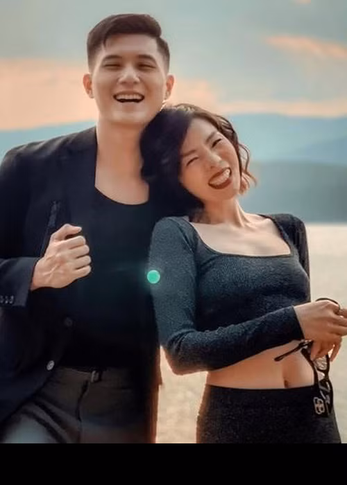 Lệ Quyên đang hẹn hò người mẫu Lâm Bảo Châu. Mối tình này trở thành đề tài bàn tán của dư luận bởi Lâm Bảo Châu kém Lệ Quyên đến 12 tuổi cũng như cả hai có sự chênh lệch về độ nổi tiếng.