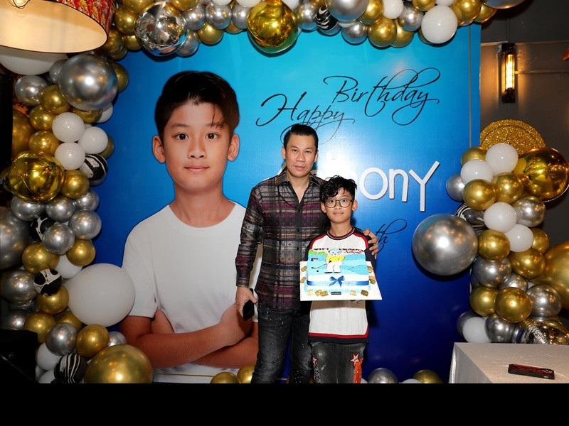 Sau khi ly hôn, Đức Huy sống cùng con trai chung của anh và Lệ Quyên ở căn biệt thự sang trọng tại quận 2, TP.HCM. Khi rảnh rỗi, chồng cũ của Lệ Quyên thường đưa con trai đi du lịch, tập chơi golf.