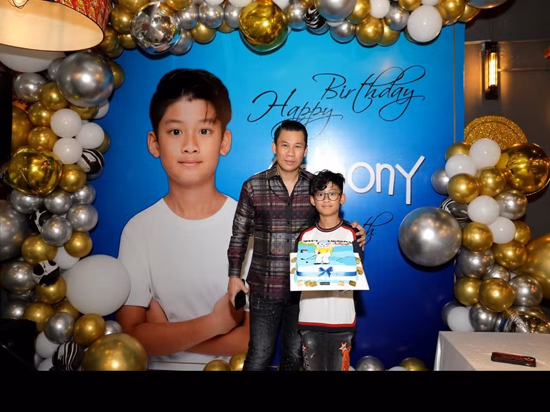 Sau khi ly hôn, Đức Huy sống cùng con trai chung của anh và Lệ Quyên ở căn biệt thự sang trọng tại quận 2, TP.HCM. Khi rảnh rỗi, chồng cũ của Lệ Quyên thường đưa con trai đi du lịch, tập chơi golf.