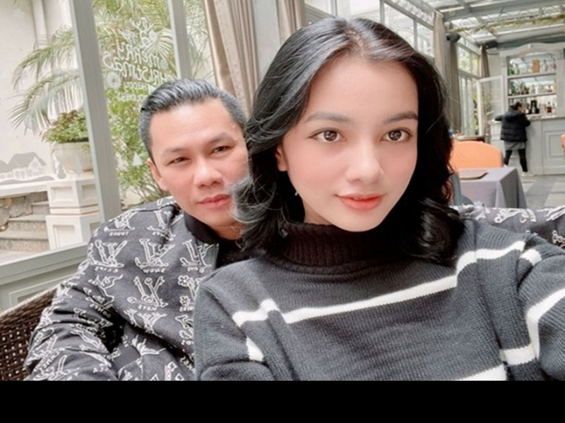 Cuộc sống sau ly hôn của chồng cũ Lệ Quyên gây chú ý. Tháng 1/2021, ông chủ phòng trà Đức Huy đăng ảnh bên Cẩm Đan - top 15 Hoa hậu Việt Nam 2020 khiến dư luận bắt đầu bàn tán về mối quan hệ thực sự giữa hai người.