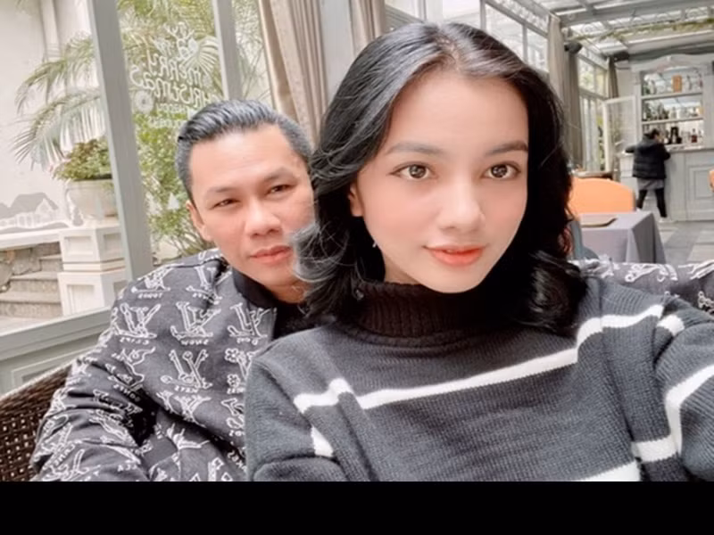 Cuộc sống sau ly hôn của chồng cũ Lệ Quyên gây chú ý. Tháng 1/2021, ông chủ phòng trà Đức Huy đăng ảnh bên Cẩm Đan - top 15 Hoa hậu Việt Nam 2020 khiến dư luận bắt đầu bàn tán về mối quan hệ thực sự giữa hai người.