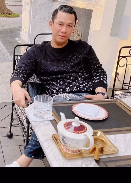 Thời gian qua, cư dân mạng soi ra được bằng chứng cho rằng doanh nhân Đức Huy và Cẩm Đan chia tay. Cụ thể, Đức Huy hủy theo dõi Cẩm Đan trên Instagram trong khi Cẩm Đan khẳng định bản thân trong tình trạng độc thân.