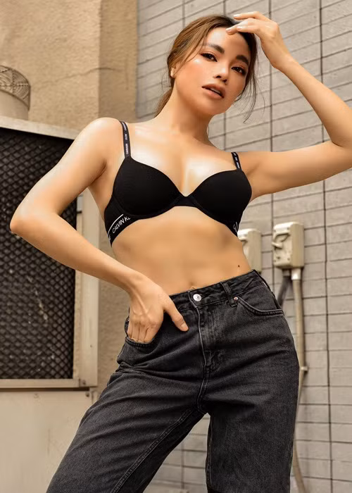 Trà Ngọc Hằng có phong cách gợi cảm trong khi các bạn trai cũ thường cấm đoán, không muốn cô tham gia showbiz. "Hằng quen những người bạn trai, họ thường cấm Hằng tham gia showbiz để ở nhà nấu cơm, dọn dẹp... Hằng không phải là tuýp người phụ nữ đó", cô chia sẻ.