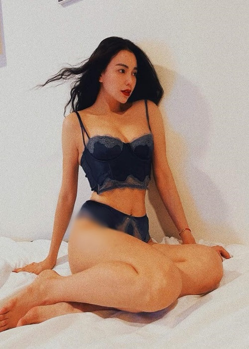 Cùng với vòng ba 117 cm, chân dài sinh năm 1990 sở hữu vòng eo con kiến, vòng một căng đầy gợi cảm.