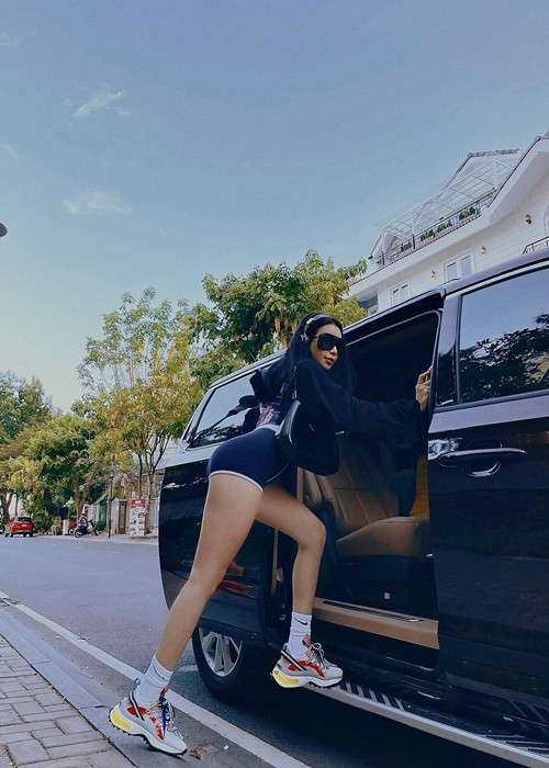 Bà mẹ một con thường xuyên diện trang phục bó sát khoe vòng 3 căng đét.