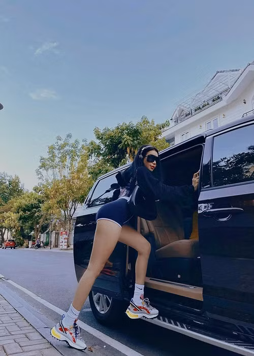 Bà mẹ một con thường xuyên diện trang phục bó sát khoe vòng 3 căng đét.