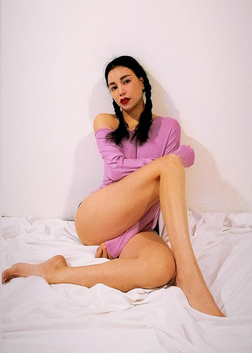 Trà Ngọc Hằng có một số bí quyết tạo dáng để phô được các điểm mạnh về dáng vóc.