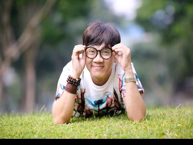 Thành Lộc từng bật mí những mối tình trong đời vào năm 2002 trên Văn hóa nghệ thuật. Anh chia sẻ, người con gái đầu tiên khiến rung động là cô bạn cùng sinh hoạt trong đội Thiếu niên. Tuy nhiên, Thành Lộc không dám thổ lộ tình cảm.