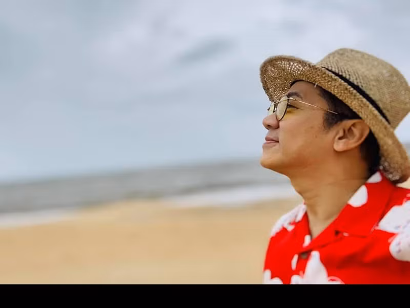 Nam nghệ sĩ còn bật mí, anh từng yêu đắm đuối một người mà sau 10 năm chia tay, khi gặp lại anh vẫn thấy người này chẳng đáng để mình yêu, đẹp thì không đẹp, tính tình cũng chẳng hợp gì cả.