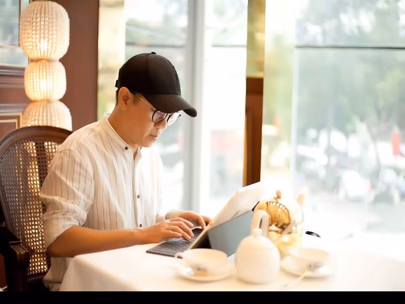 Thành Lộc cho rằng anh là người yêu nồng nhiệt và luôn đặt mối quan hệ của mình trong một thế giới riêng. Với những đổ vỡ, anh giận chính mình nhiều hơn, vì đã không làm vừa lòng người mình yêu.