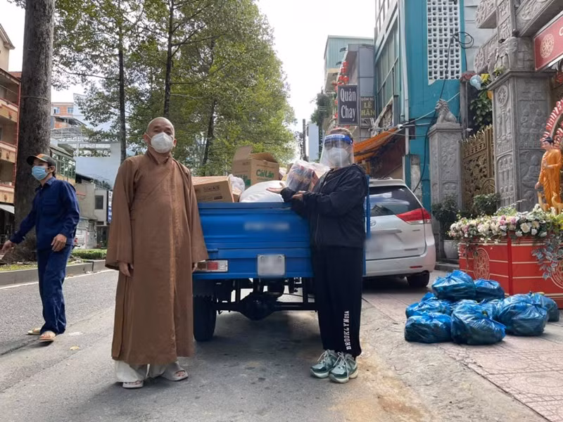 Theo kế hoạch, Phi Nhung trở về Mỹ từ giữa tháng 7 vì có show diễn cũng như về thăm con gái. Tuy nhiên, do tình hình dịch bệnh căng thẳng, cô quyết định ở lại Việt Nam. Xa con gái lâu ngày, Phi Nhung không khỏi nhớ nhung. "Xong việc mẹ về với con liền", cô nhắn nhủ con gái.