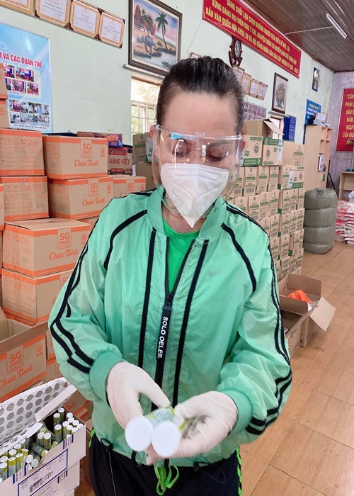 Phi Nhung đeo khẩu trang, găng tay, kính chống giọt bắn mỗi khi đi từ thiện.