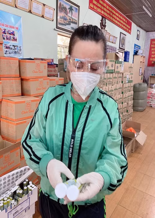 Phi Nhung đeo khẩu trang, găng tay, kính chống giọt bắn mỗi khi đi từ thiện.