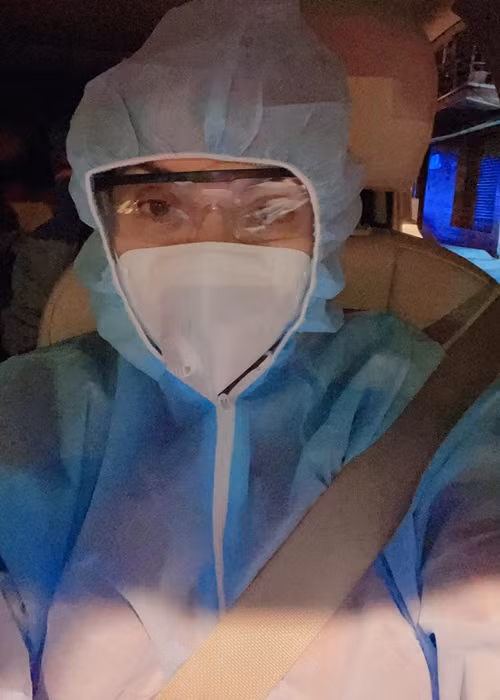 Nữ ca sĩ còn mặc quần áo y tế khi đến nơi có nguy cơ lây nhiễm COVID-19 cao.