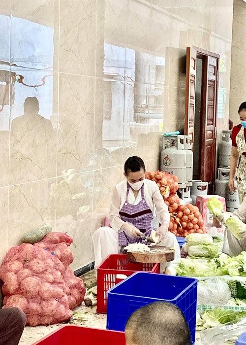 Trước khi mắc COVID-19, Phi Nhung tích cực đi hỗ trợ các bữa ăn từ thiện tại TP HCM.